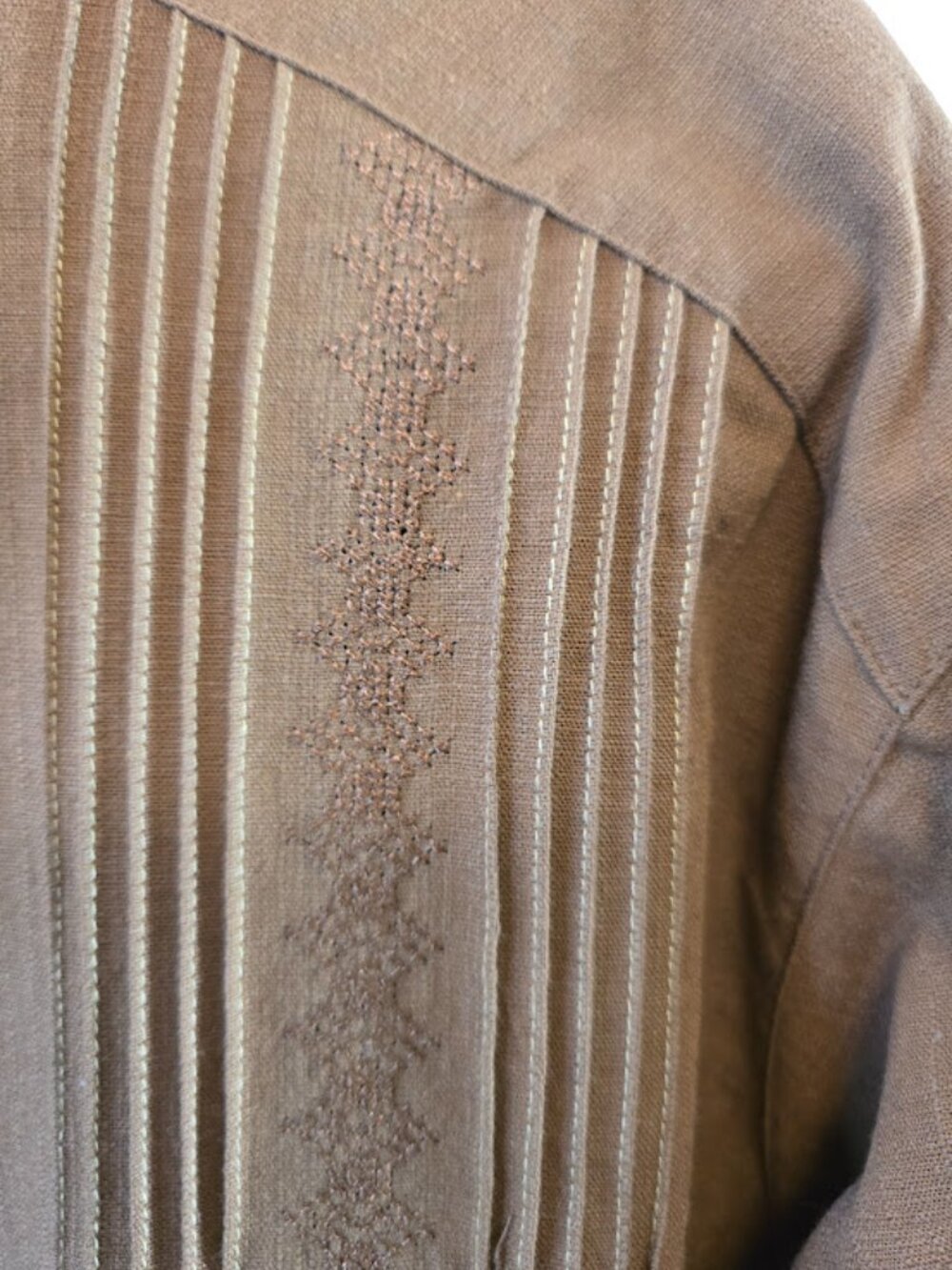 BROWN GUAYABERA SIZE XL LONG SLEEVE PLEATED EMBROIDERED LIKE NEW AUTHENTIC - Picture 4 of 9